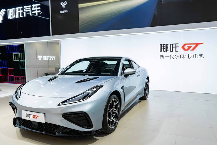 广州320哪吒汽车在智能汽车领域的表现，领途汽车在新能源汽车市场中的影响力